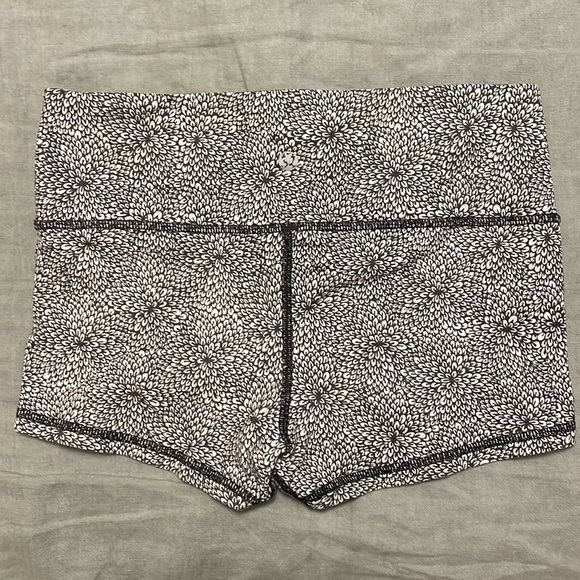 Lululemon floral black and white spandex shorts - Picture 2 of 2